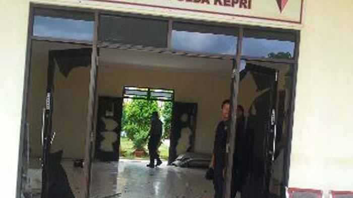 &#91; TNI NGAMUK &#93; Pria Berpakaian Sipil Bawa Senjata Masuk ke Pemukiman Warga