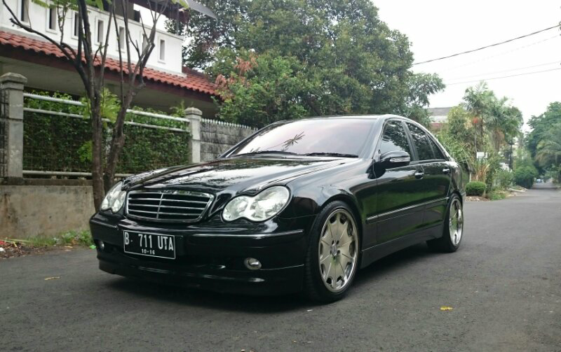 Mercedes Benz C200 2001 W203 BLACK SANGAT TERAWAT. Wajah sudah ELEGANCE. Velg19.