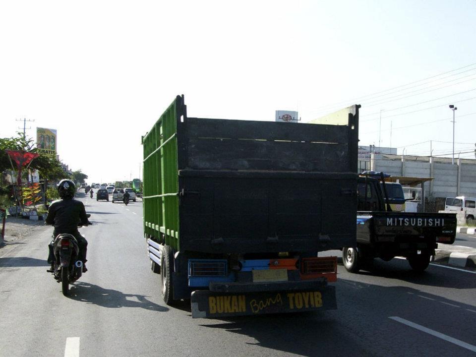 Berbagai Tulisan Lucu &amp; Unik di Bak Truk (Ngakak Abies!)