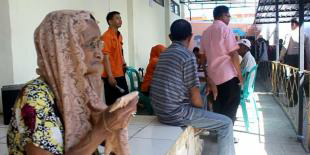 Terima Bantuan, Nenek Ini Doakan Jokowi Sambil Berlinang Air Mata !!!!