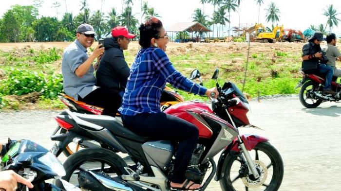 &#91;berita ibu susi gokil&#93;Menteri Susi Tunggangi Sepeda Motor Tanpa Helm di Berau
