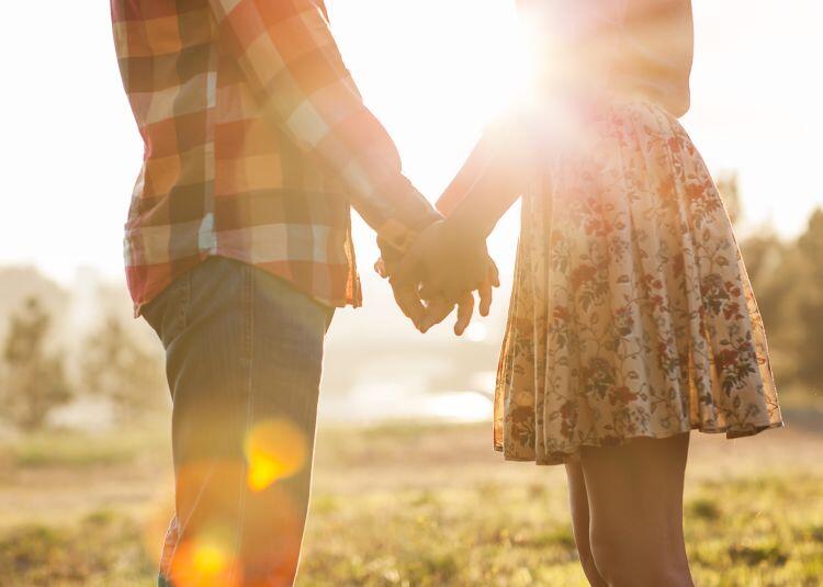 Perbedaan Antara Jatuh Cinta Dengan Sekedar Naksir Tergila-Gila
