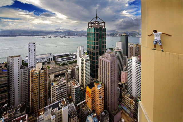 Pendaki 'Daredevil' Selfie Dari Atas Gedung Pencakar Langit Hongkong