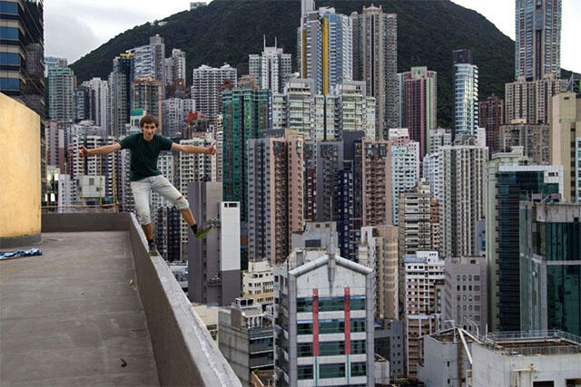 Pendaki 'Daredevil' Selfie Dari Atas Gedung Pencakar Langit Hongkong