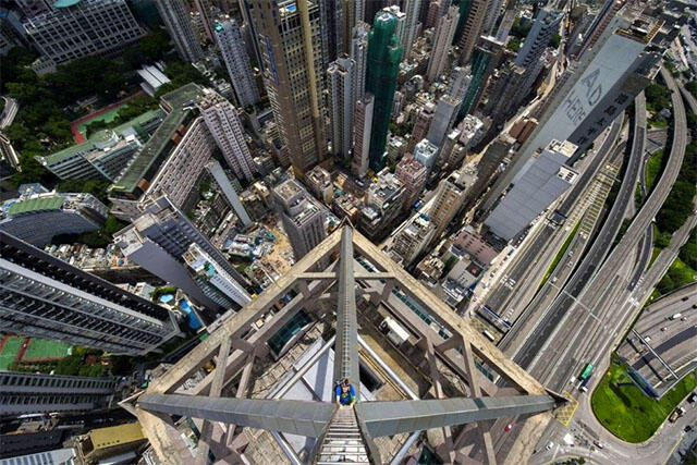 Pendaki 'Daredevil' Selfie Dari Atas Gedung Pencakar Langit Hongkong