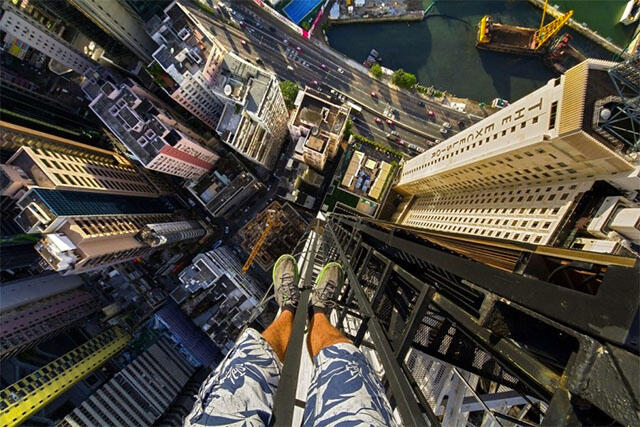 Pendaki 'Daredevil' Selfie Dari Atas Gedung Pencakar Langit Hongkong