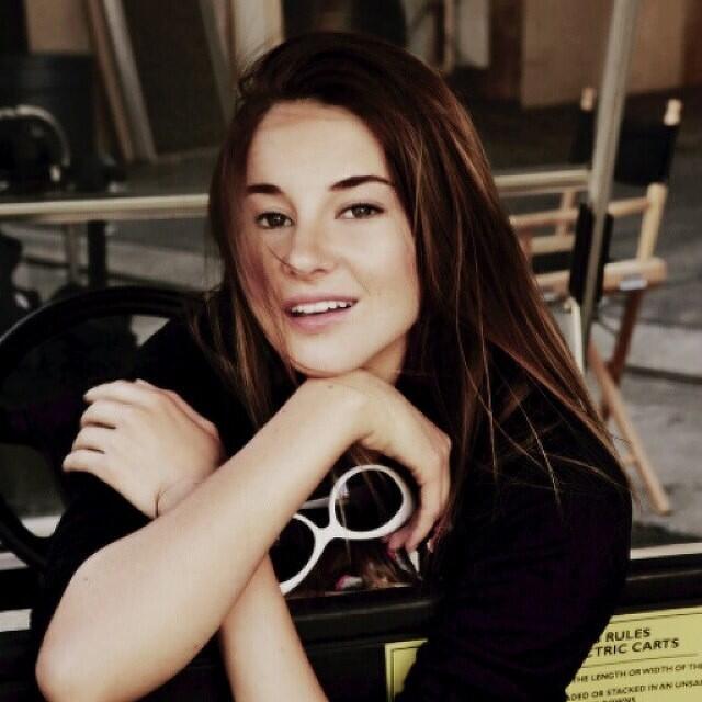 Shailene Woodley aktris muda cantik nan mempesona 