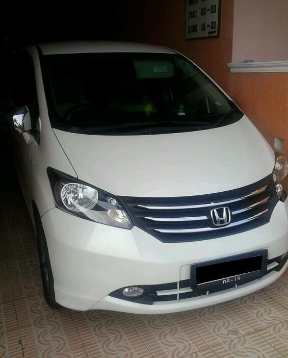 HONDA FREED 2010 PUTIH.KAMI SIAP BANTU KREDIT MOBIL BEKAS AGAN.CALL ME
