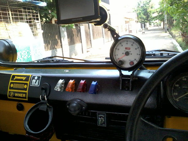 dijual Suzuki Jimny Sierra 1984 4x4 Yellow