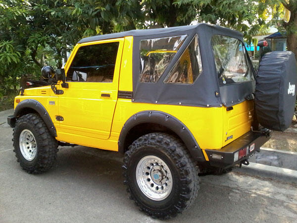 dijual Suzuki Jimny Sierra 1984 4x4 Yellow