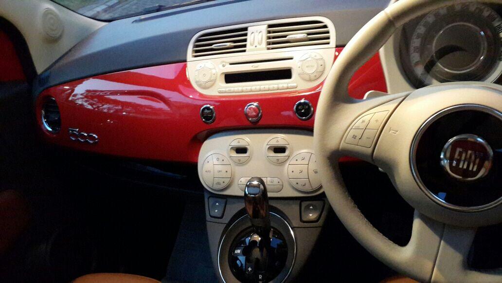Jual Mobil Fiat 500 warna merah