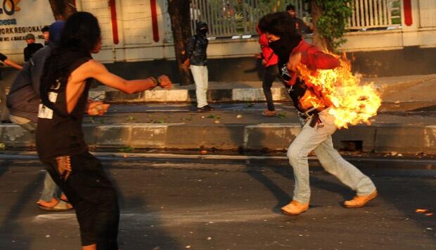 Mahasiswa terbakar bom molotovnya sendiri saat lempar ke polisi