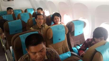 Penampakan Jokowi dan Iriana di Pesawat Garuda