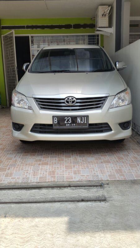 toyota inova E/AT 2012