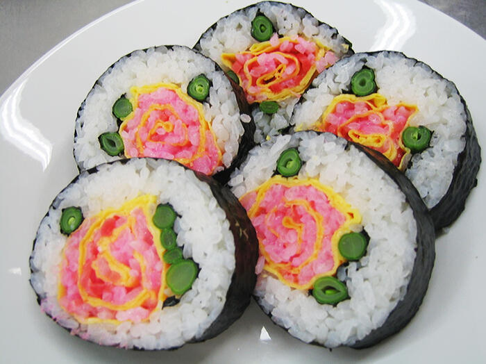 Gila Makanan sushi ini di desain Lucu dan Imut dan Menarik sebelum di makan