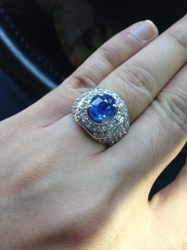 Similar to royal blue sapphire 2,20 cts NO HEAT / NO Treatment