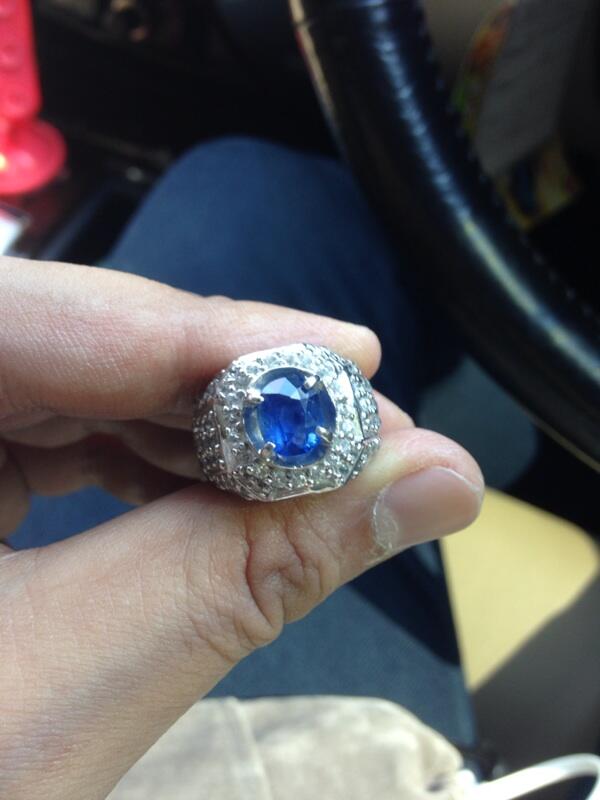 Similar to royal blue sapphire 2,20 cts NO HEAT / NO Treatment