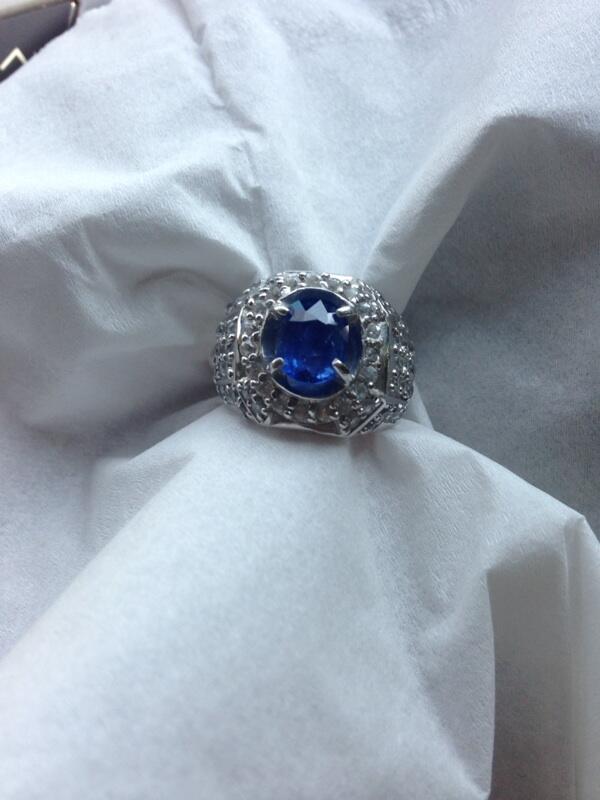 Similar to royal blue sapphire 2,20 cts NO HEAT / NO Treatment