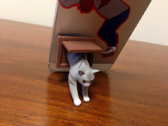 Kucing Unik &quot;Ittekinyasu&quot; Penyangga Handphone
