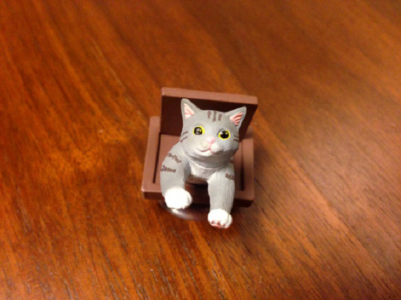 Kucing Unik &quot;Ittekinyasu&quot; Penyangga Handphone