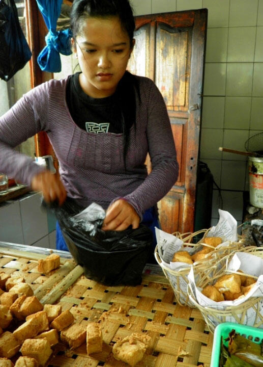 (Thread perdamaian) Penjual tahu kopeci cantik dari Kuningan