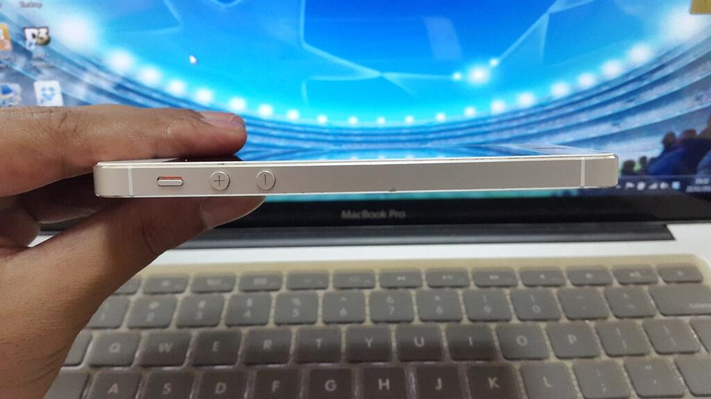 iPhone 5S 32Gb white (second) Garansi Resmi Trikomsel masih panjang