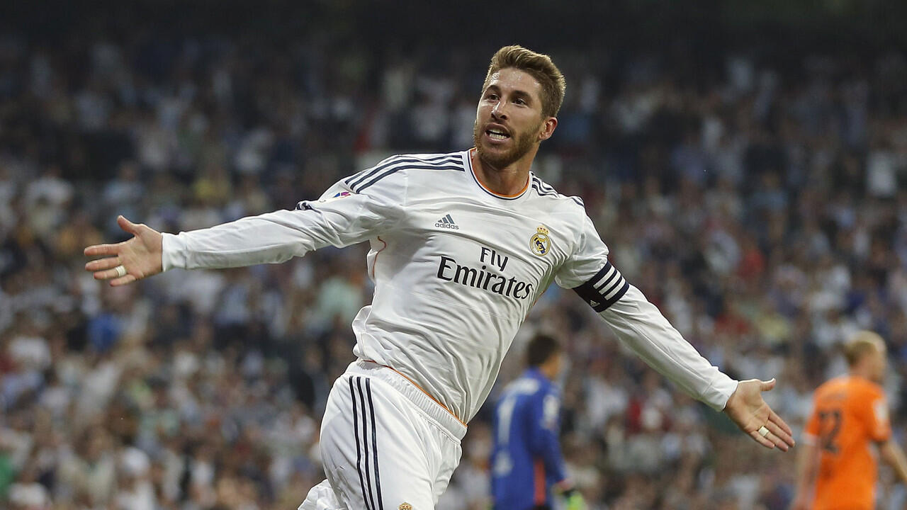 Bola Tendangan Sergio Ramos Nyasar ke Kamera, Untung Gak Rusak!