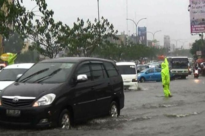 Banjir Rendam Jalan Utama Kota Depok