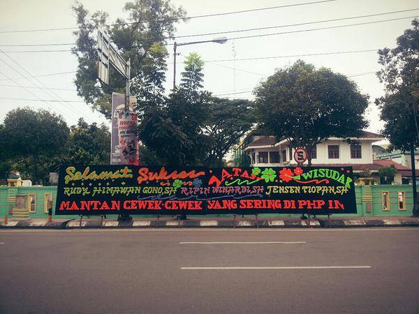 Merasa Kena PHP, Mahasiswa Ini Dikirimi Papan Bunga dari Mantan Ceweknya