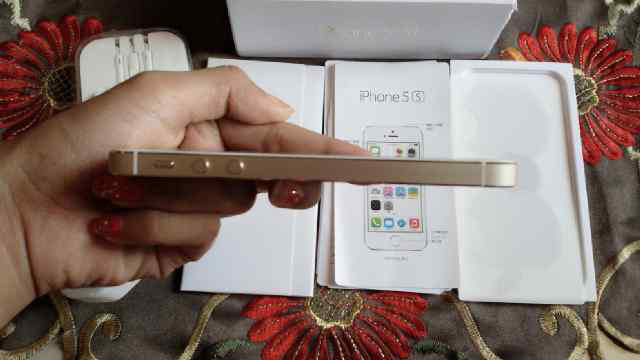 Iphone 5s 16gb FU Gold fullset garansi SES Yogyakarta COD REKBER