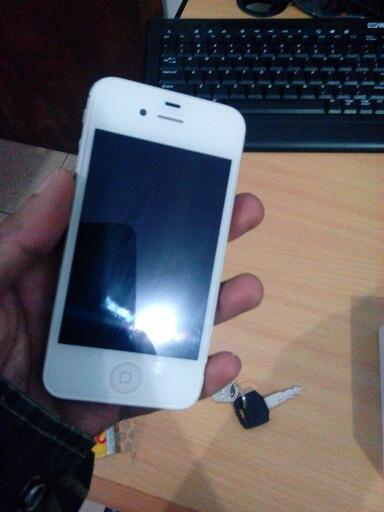 Iphone 4s 32GB Mulus Garansi Tcell, Barang Lelangan Kantor