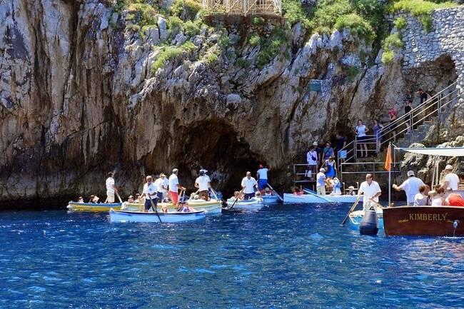 Grotta Azzurra, Gua Biru Yang Jadi Keajaiban Alam di Italia