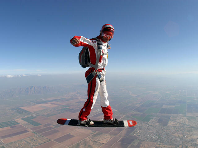 Siapa yang berani cobain olahraga Skyboarding