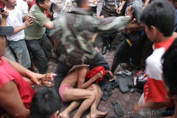 "dan terjadi Lagi" pencopet di KRL dipajang distasiun manggarai