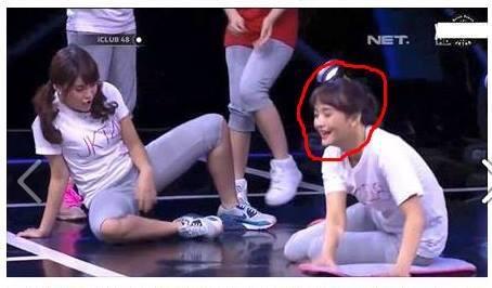 ADA YANG ANEH DARI GAMBAR INI !!!