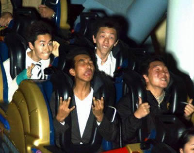 Ekspresi Ketika Naik Roller Coaster