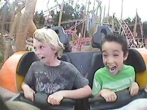 Ekspresi Ketika Naik Roller Coaster