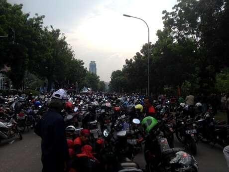 Buruh Bermotor Ninja Ini Ingin UMP Jakarta Setara Singapura