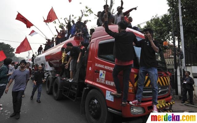 Protes BBM naik, buruh & mahasiswa nekat bakar truk Pertamina