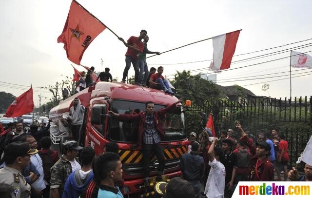 Protes BBM naik, buruh & mahasiswa nekat bakar truk Pertamina