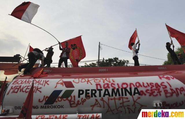 Protes BBM naik, buruh & mahasiswa nekat bakar truk Pertamina