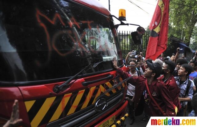 Protes BBM naik, buruh & mahasiswa nekat bakar truk Pertamina