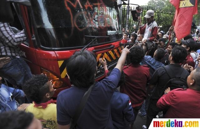 Protes BBM naik, buruh & mahasiswa nekat bakar truk Pertamina