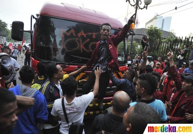Protes BBM naik, buruh & mahasiswa nekat bakar truk Pertamina