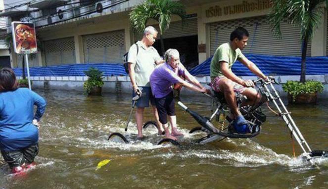 Nih Gan Kendaraan Unik Saat Musim Banjir Tiba 