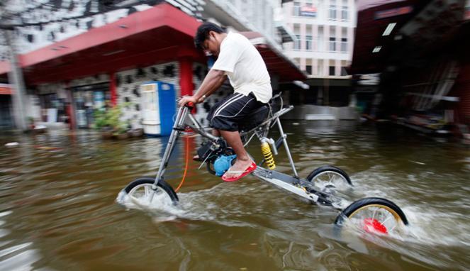 Nih Gan Kendaraan Unik Saat Musim Banjir Tiba 