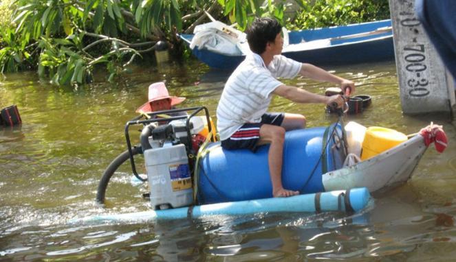 Nih Gan Kendaraan Unik Saat Musim Banjir Tiba 