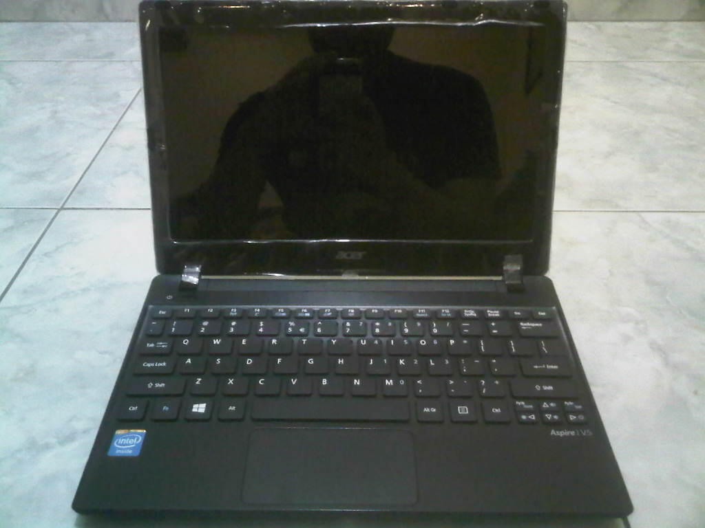 NETBOOK SLIM RINGAN HITAM GLOSY ACER V5-131 IVYBRIDGE HDD 320GB RAM 2GB PALEMBANG