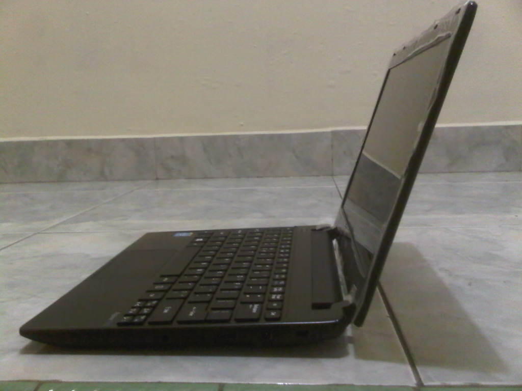 NETBOOK SLIM RINGAN HITAM GLOSY ACER V5-131 IVYBRIDGE HDD 320GB RAM 2GB PALEMBANG