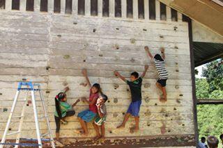 Panjat Tebing Di Dinding Papan Sekolah Berbuah Emas